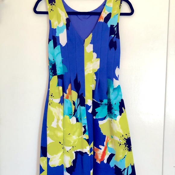 NWT Vince Camuto Pleated Floral Dress, Size 2 - Picture 5 of 6